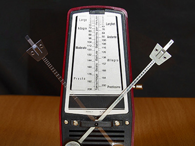Metrônomo mecânico, muito utilizado para ensinar e praticar divisão rítmica musical