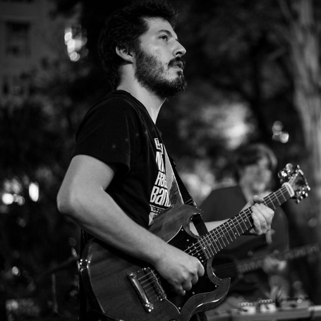 Foto do professor André Senna tocando guitarra.
