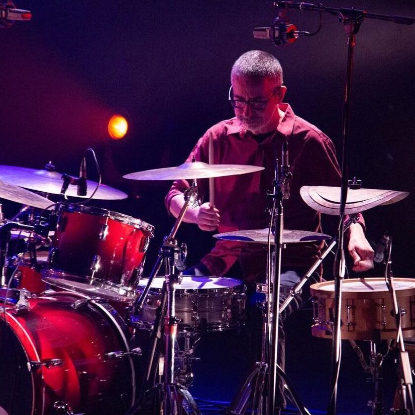 Foto do professor Rogerio Bastos tocando bateria.